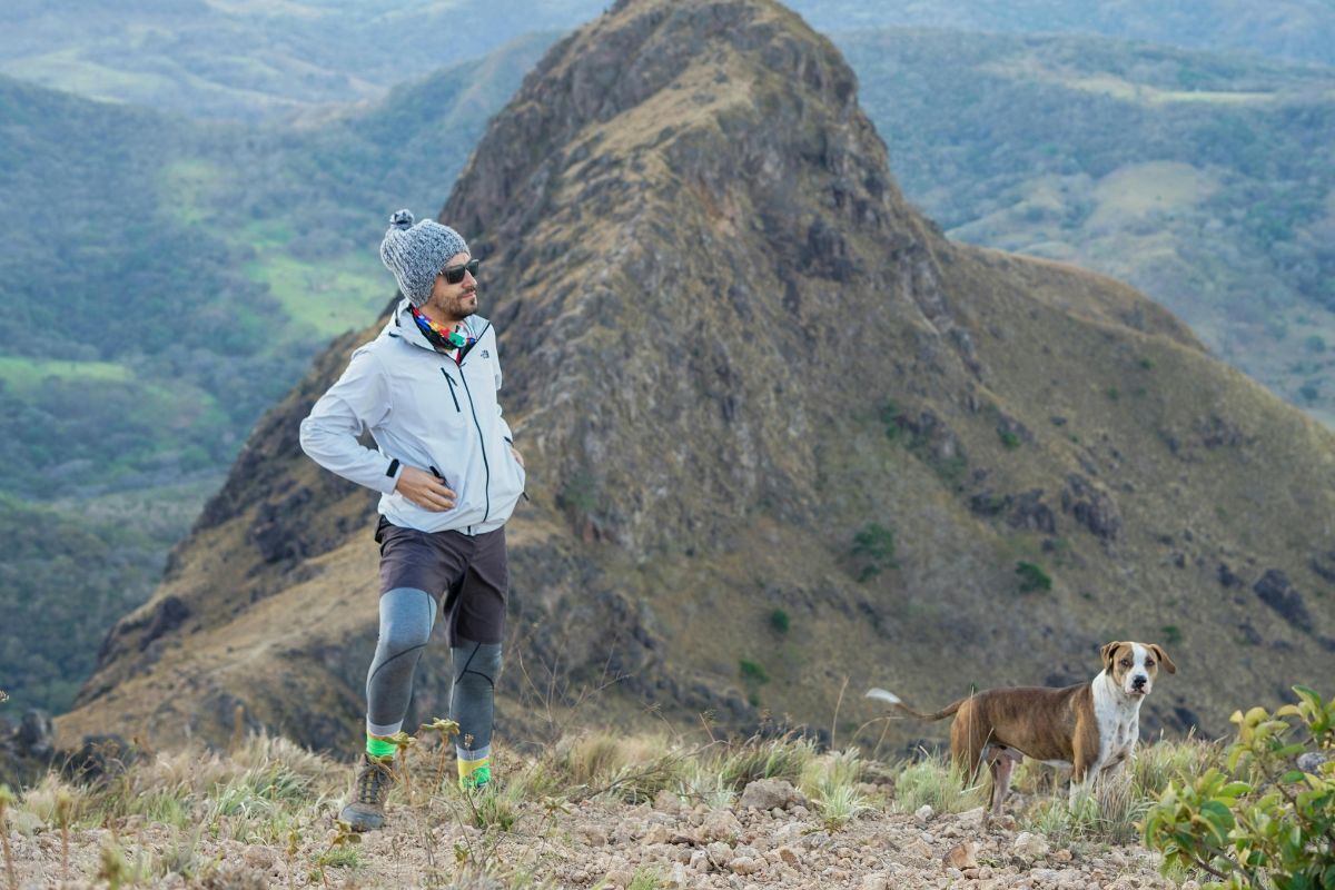 Trekking w górach z psem praktyczne porady wyposażenie i bezpieczeństwo psa